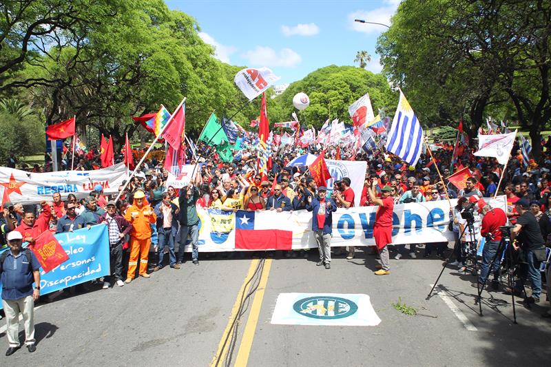Miles de sindicalistas de A.Latina marchan en Uruguay contra neoliberalismo