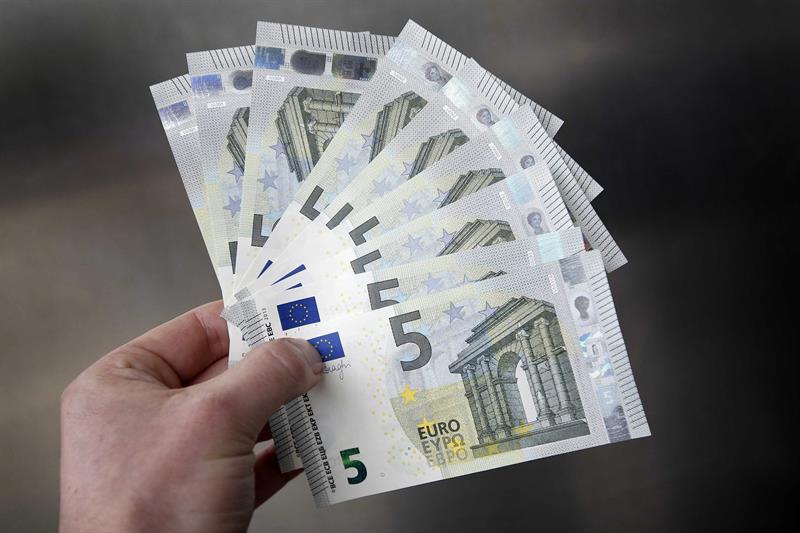 El euro baja a 1,1772 dÃ³lares
